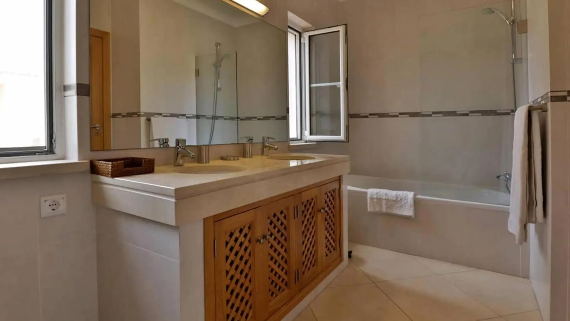 Villa Varandas Do Lago 5 Bedroom Villa Private Pool Table Tennis A Few Minutes Drive Between Vale Do Lobo And Quinta Do Lago